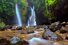 Air terjun Banyulawe yang masih perawan. foto:roelly87.com