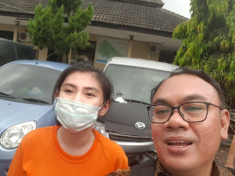 Angela Lee dan kuasa hukumnya, Wahyu Rudi Indarto.
