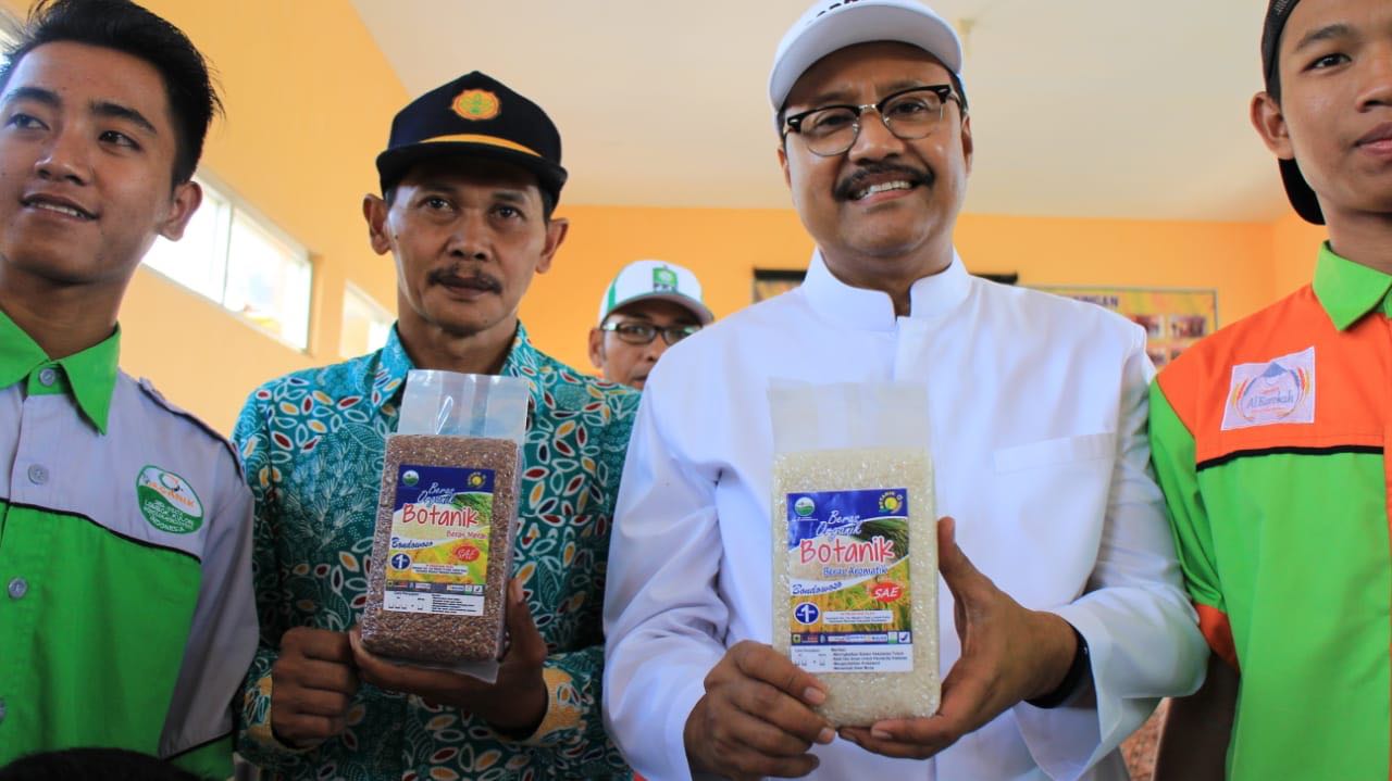 Gus Ipul menunjukkan hasil pertanian organik