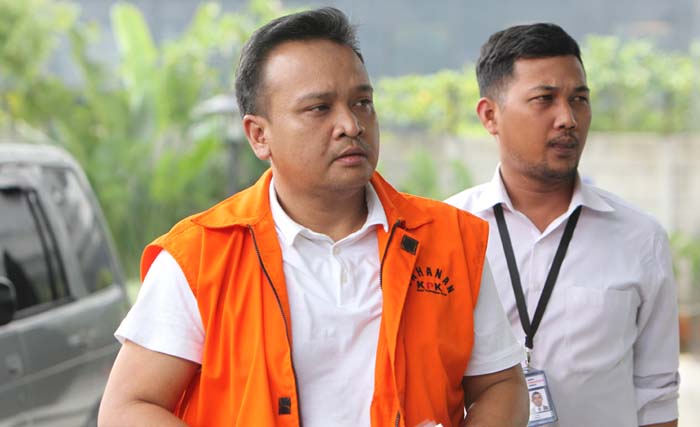 Mantan Direktur PT Murakabi Sejahtera yang juga keponakan Setya Novanto, Irvanto Hendra Pambudi, tiba untuk menjalani pemeriksaan di gedung KPK, Jakarta, Kamis  31 Mei. Irvanto Hendra Pambudi menjalani pemeriksaan lanjutan oleh KPK sebagai tersangka kasus dugaan korupsi proyek pengadaan KTP elektronik. (foto: reno esnir/antara)