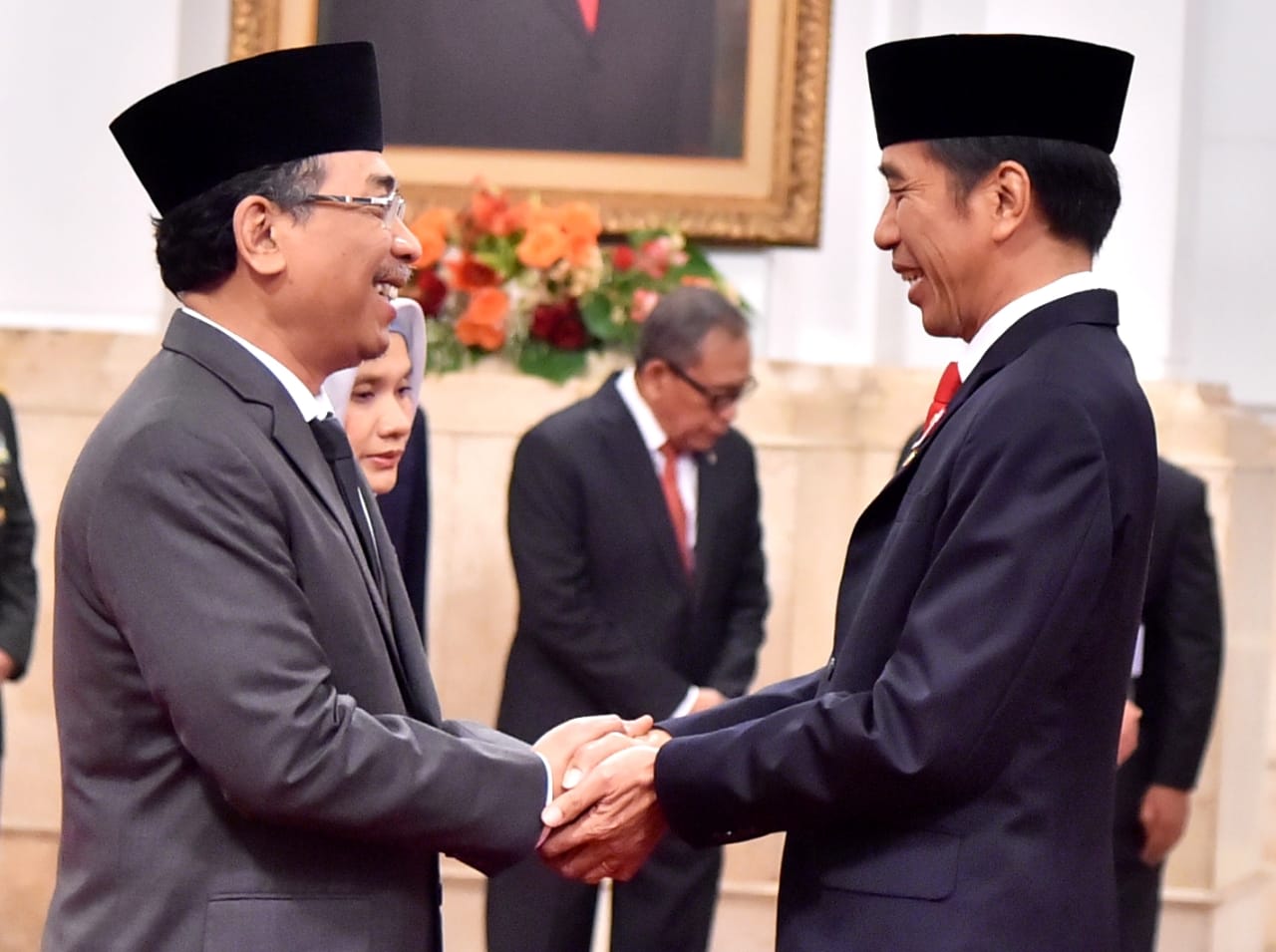 Presiden Joko Widodo melantik K.H. Yahya Cholil Staquf menjadi anggota Dewan Pertimbangan Presiden (Wantimpres) di Istana Negara, Jakarta. Kamis, 31 Mei 2018, siang. (Foto: Biro Pers Setpres) 