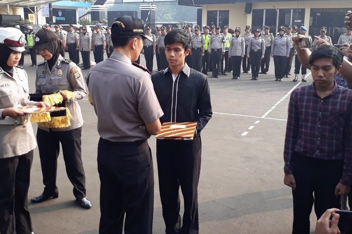 Kapolres Metro Bekasi Kota Kombes Indarto memberikan penghargaan untuk Mohmad Irfan Bahri (kiri) dan Achmad Rofik, Kamis (31/5/2018).