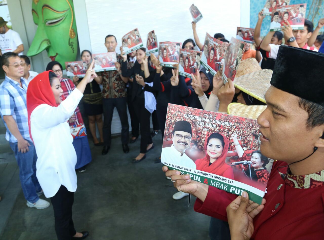 Puti Guntur saat didatangi para pendukungnya di Kediri, Kamis, 31 Mei 2018