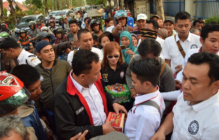 Antusias masyarakat dalam kegiatan wartawan Kompak bagi paket buka puasa