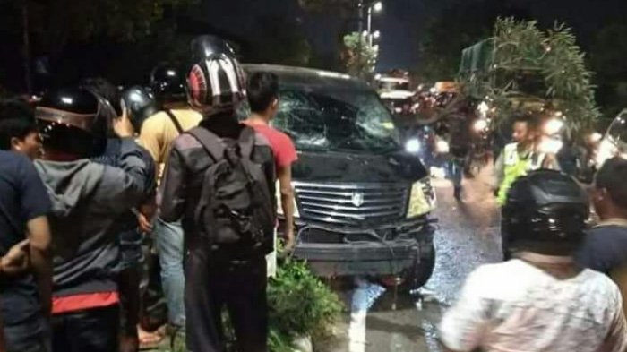 Mobil Alphard diamuk massa usai terlbat tabrak lari. (Foto: IST)