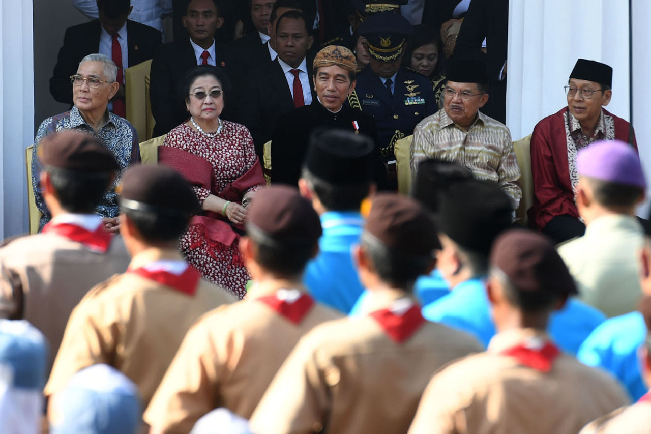 Presiden Joko Widodo (tengah), Wakil Presiden Jusuf Kalla (kedua kanan), Ketua Dewan Pengarah BPIP Megawati Soekarnoputri (kedua kiri), Wakil Presiden ke-6 Tri Sutrisno (kiri) dan Wakil Presiden ke-11 Boediono (kanan) menghadiri upacara Hari Lahir Pancasila di halaman Gedung Pancasila, Kementerian Luar Negeri, Jakarta, Jumat 1 Juni 2018. Pada peringatan Hari Lahir Pancasila presiden menegaskan, Pancasila ditetapkan oleh para pendiri bangsa dari berbagai kelompok sebagai pemersatu perbedaan serta menjadi fondasi dibangunnya Indonesia yang bersatu, berdaulat, adil dan makmur. (foto: puspa perwitasari/antara)