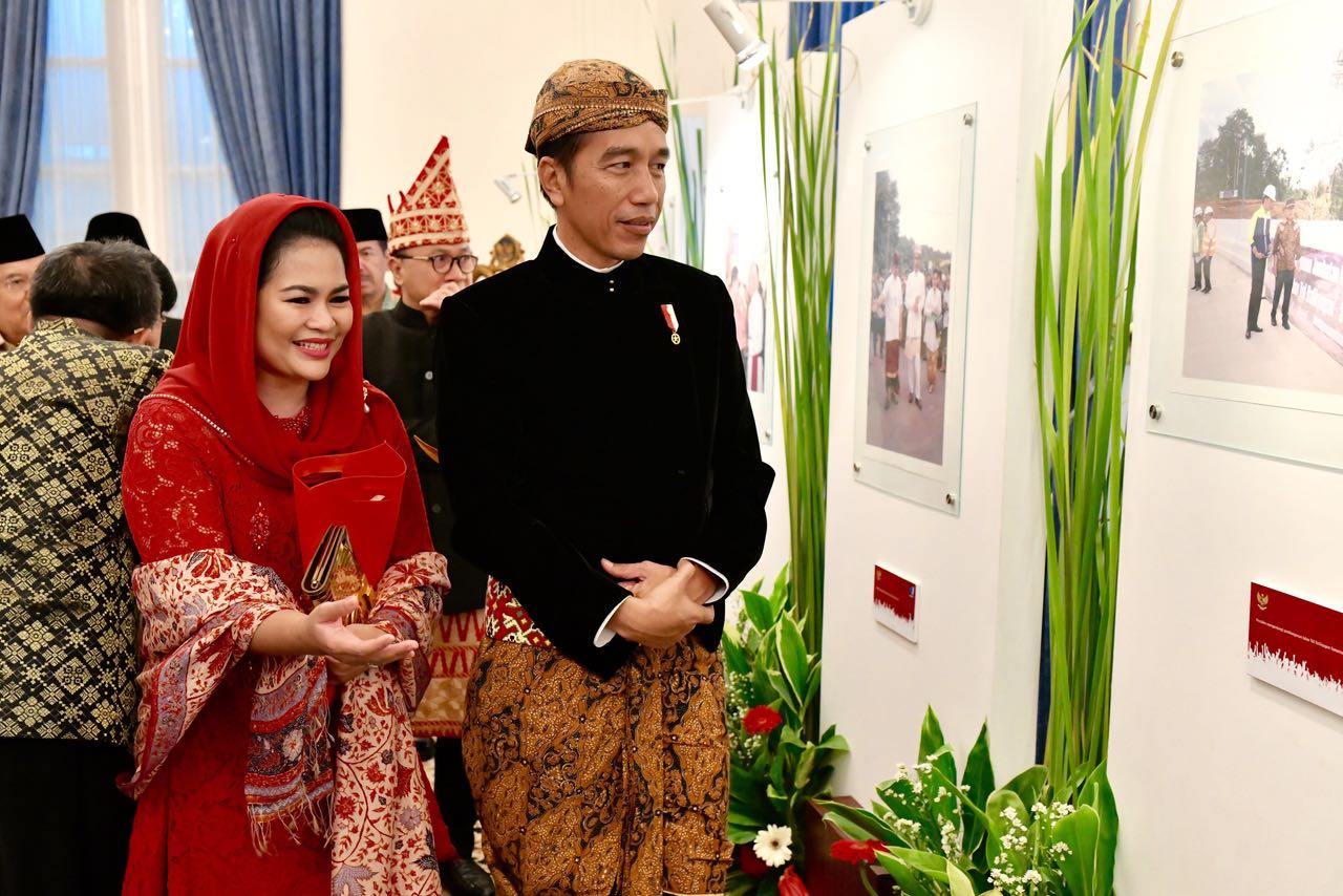 Puti Guntur Soekarno dan Presiden Jokowi, saat melihat-lihat pameran foto-foto sejarah lahirnya Pancasila, di peringatan Hari Lahir Pancasila, di Gedung Pancasila Kantor Kementerian Luar Negeri, Jakarta, Jumat 1 Juni 2018. 