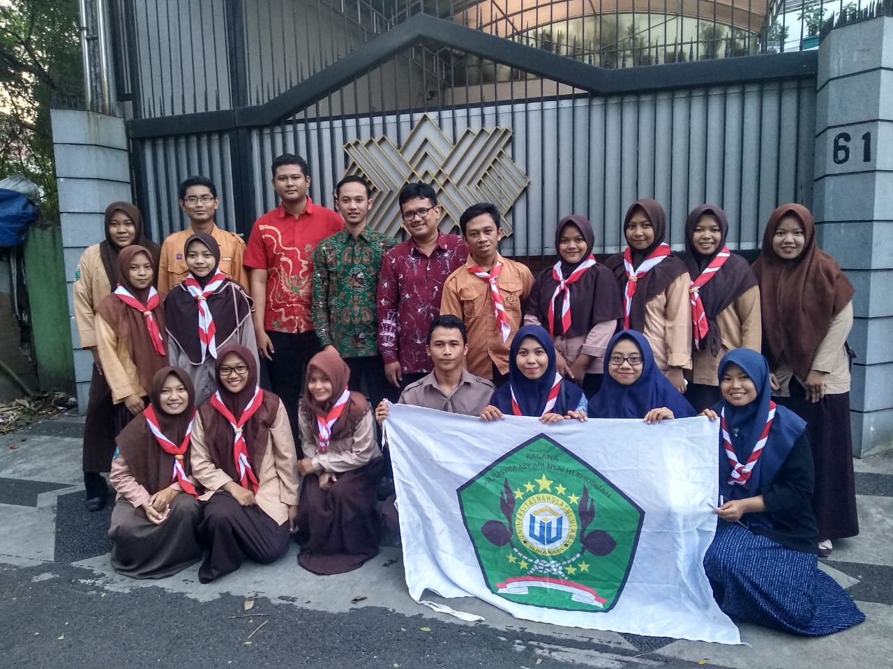 Mahasiswa dari UKM Pramuka dan Prodi PGSD UNUSA menyelenggarakan bagi-bagi takjil di depan RSI Jemursari, Surabaya. 