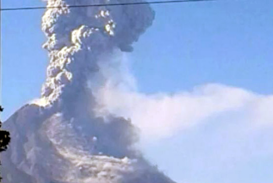 Gunung merapi meletus. Akibatnya penerbangan menuju dan dari Bandara Semarang serta Solo ditutup sementara. 