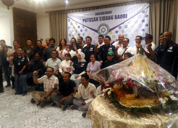 Ketua Perbasasi Surabaya, Yayuk Sri Utama bersama klub-klub Surabaya dalam sosialisasi keputusan BAORI. foto:tom/ngopibareng.id