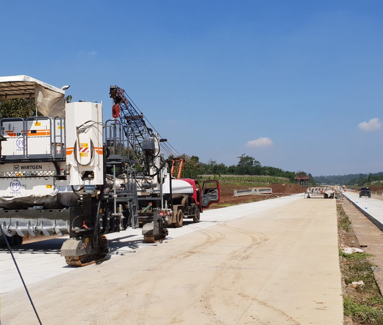 Pembangunan dan kesiapan ruas tol Malang-Pandaan menghadapi arus mudik Lebaran. (foto: Dok. PUPR) 
