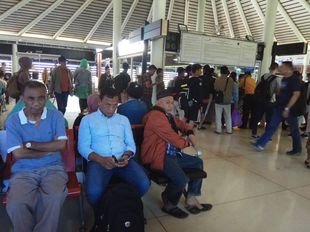 Ratusan penumpang dengan tujuan Semarang dan Solo tertahan di Bandara Soetta, Jakarta, seiring dengan penutupan Bandara Semarang dan Solo, Jumat, 1 Juni 2018