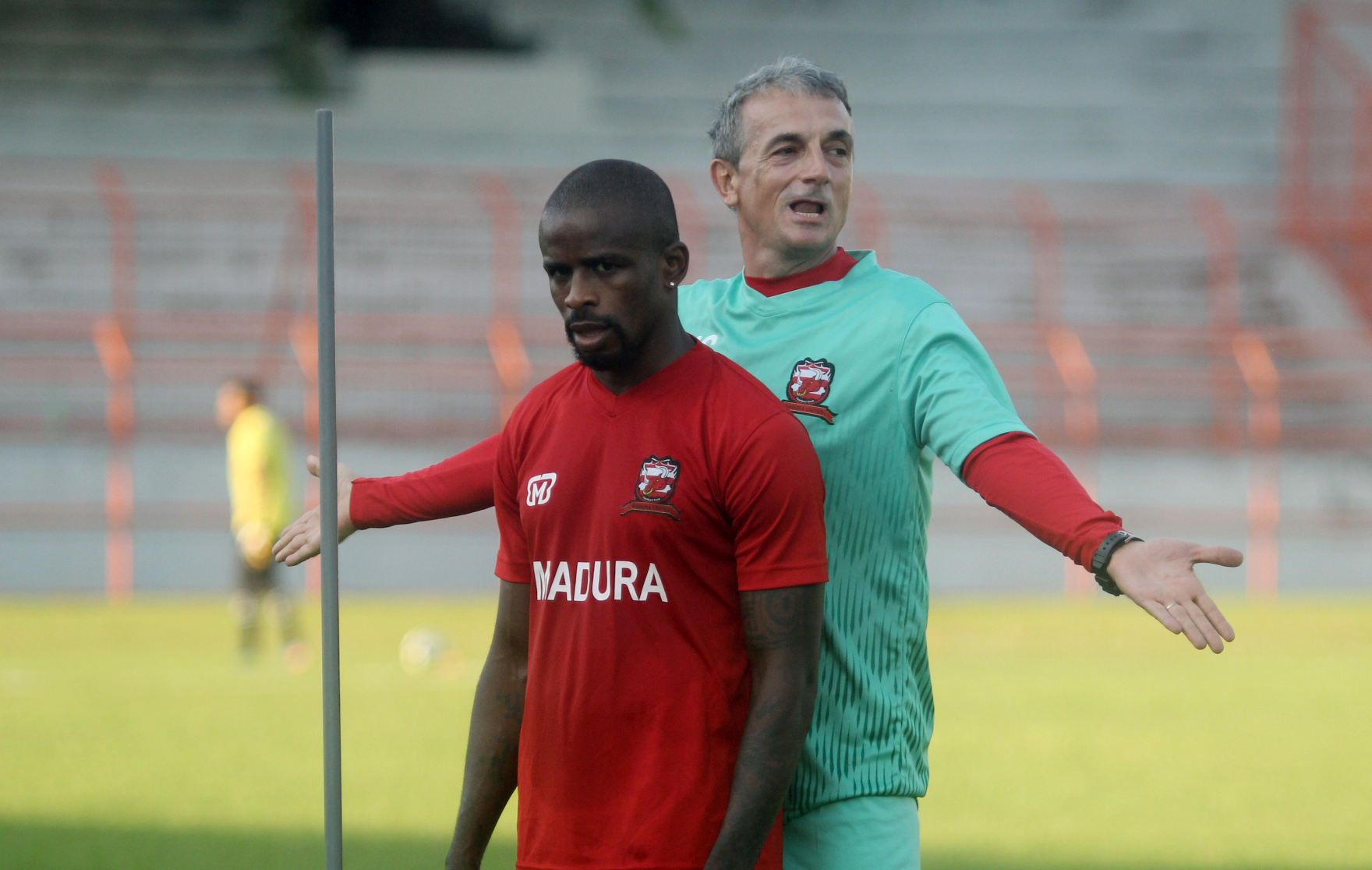 Milomir Seslija.saat memimpin latihan Madura United di Stadion Gelora 10 November Tambaksari. foto:tom/ngopibareng.id