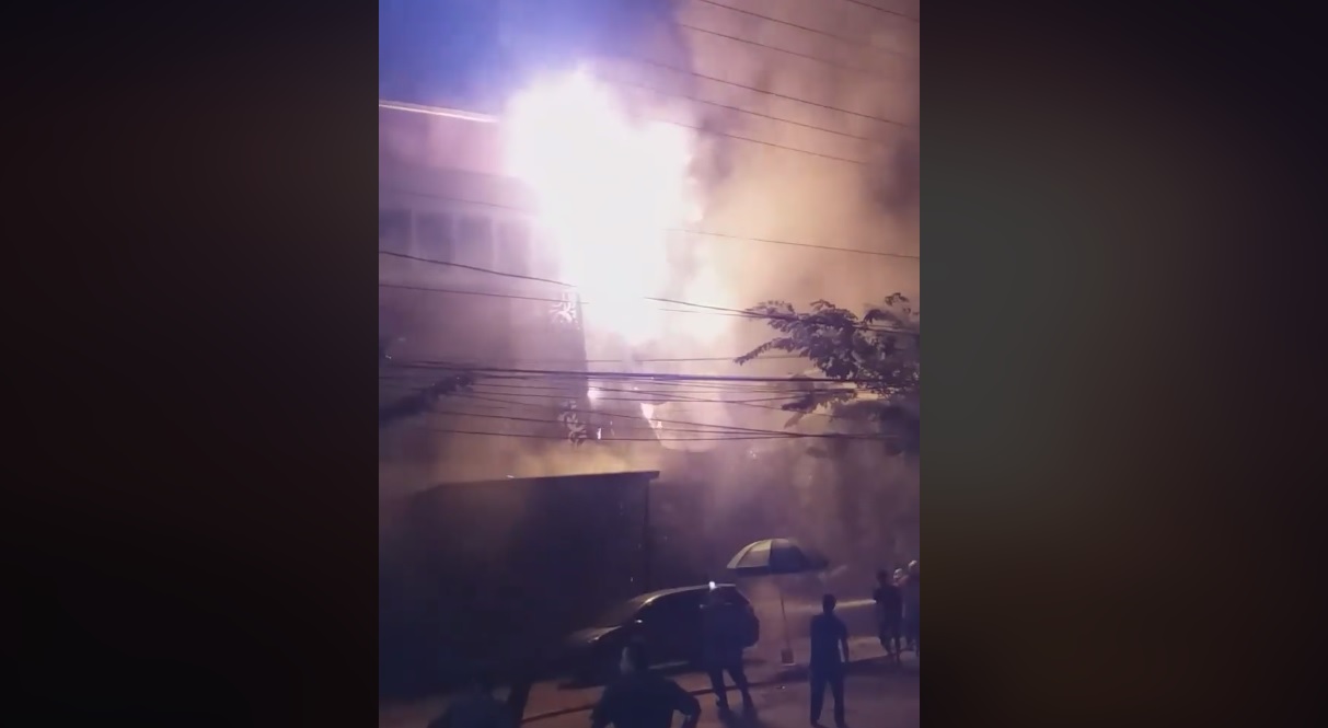 Kebakaran terjadi di sebuah cafe di kawasan Kenjeran, Surabaya, Jumat, 1 Juni 2018, malam. (foto: Ist)