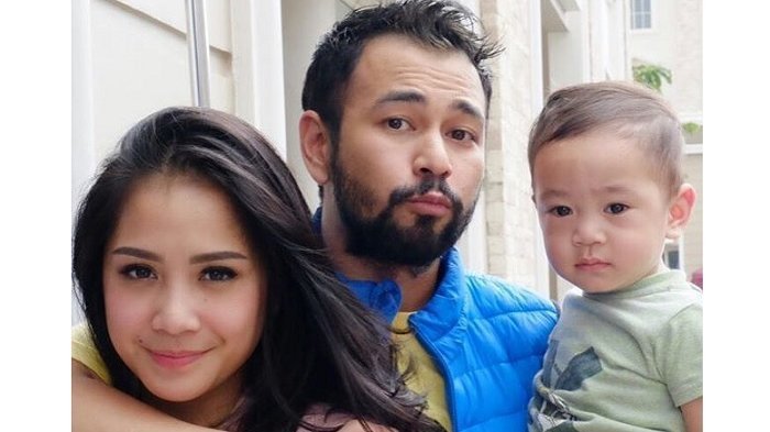 Raffi Ahmad bersama istri, Nagita Slavina (Gigi) dan putranya, Rafathar Malik Ahmad.