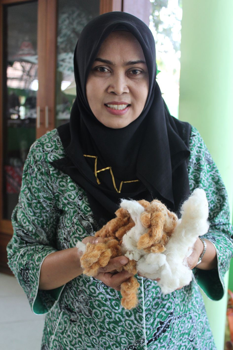 Uus, dan kapas, yang siap dipintal menjadi benang tenun. foto:widikamidi