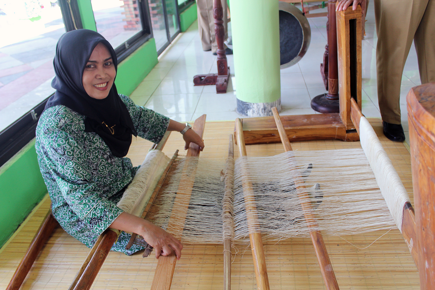 Tenun Gedog Tuban, begitu mendunia. Tepat dan butuh dilestarikan. Uswatun Hasanah ini adalah salah satu pelaku, perajin, sekaligus edukator yang harus terus menerus mendapat suport positif. foto:widikamidi