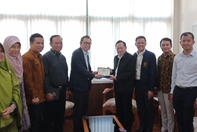 PENDIDIKAN: Delegasi PTM, dipimpin Wakil Ketua Majelis Diktilitbang PP Muhammadiyah Edy Suandi Hamid di Kantor Pusat SBPAC, Yala, Thailand Selatan.