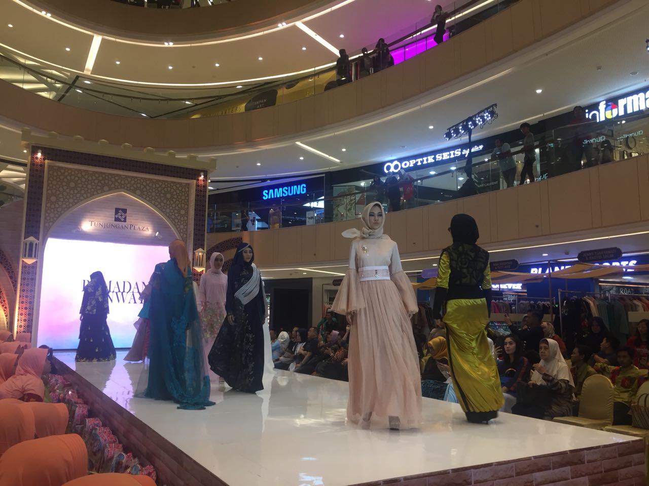 Para model memamerkan rancangan busana terbaru dari sembilan desainer di Ramadan Runway 2018. (amm/ngopibareng.id)