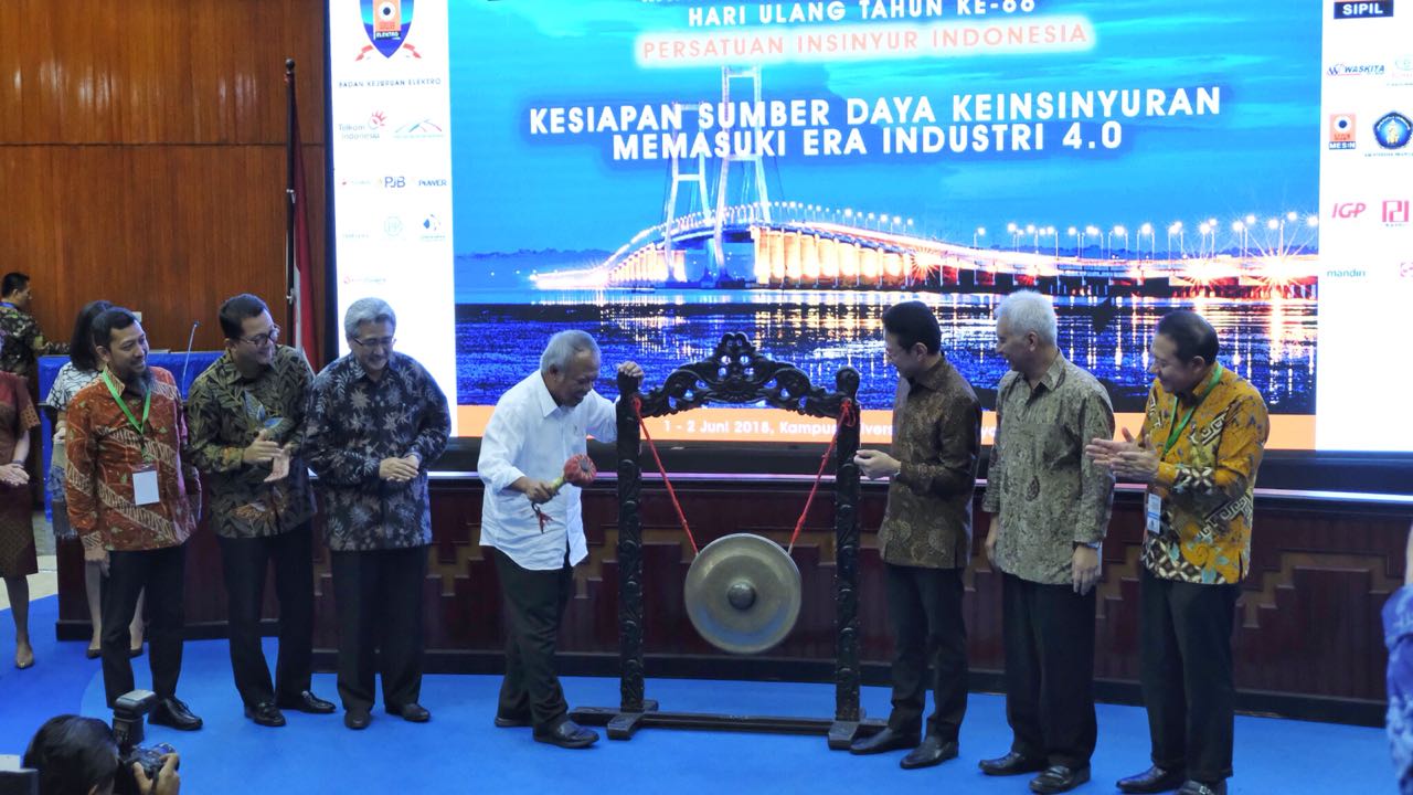 Menteri Basuki saat mewakili Wakil Presiden (Wapres) Jusuf Kalla dalam Rapat Pimpinan Nasional (Rapimnas) Persatuan Insinyur Indonesia (PII) 2018, di Universitas Brawijaya Malang, Jumat, 1 Juni 2018. (Foto: Dok. PUPR) 