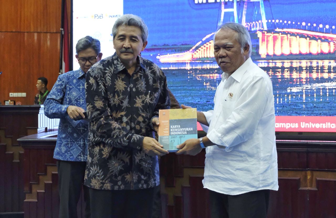 Menteri Basuki saat mewakili Wakil Presiden (Wapres) Jusuf Kalla dalam Rapat Pimpinan Nasional (Rapimnas) Persatuan Insinyur Indonesia (PII) 2018, di Universitas Brawijaya Malang, Jumat, 1 Juni 2018. (Foto: Dok. PUPR) 