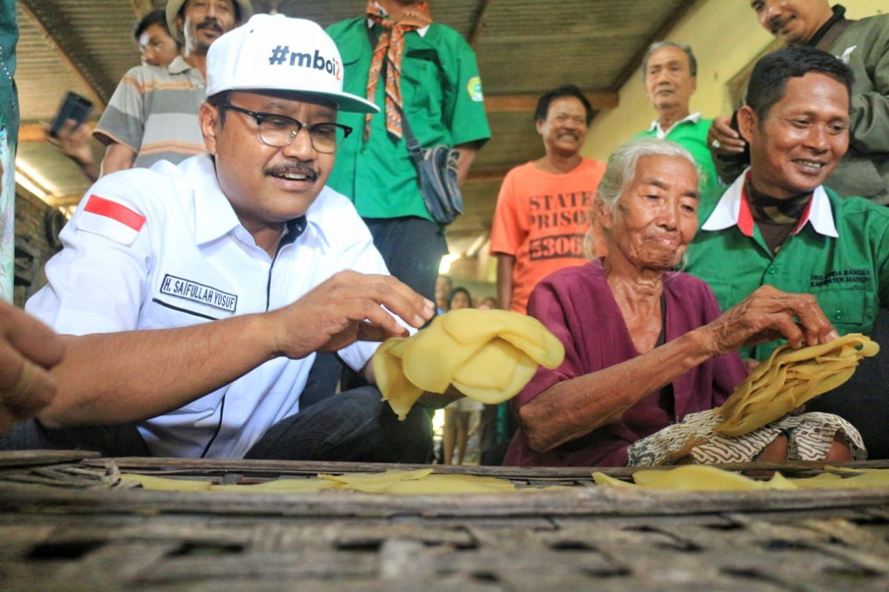 Gus Ipul saat Usaha Mikro Kecil dan Menengah (UMKM) di Jawa Timur.