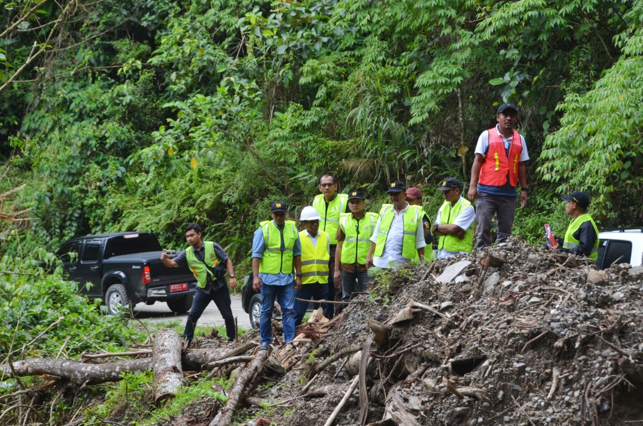 Tim BPJN XVI, Kementerian PUPR meninjau penanganan longsor di Waipia - Saleman di Pulau Seram, Jumat, 1 Juni 2018. (Foto: Dok. PUPR) 