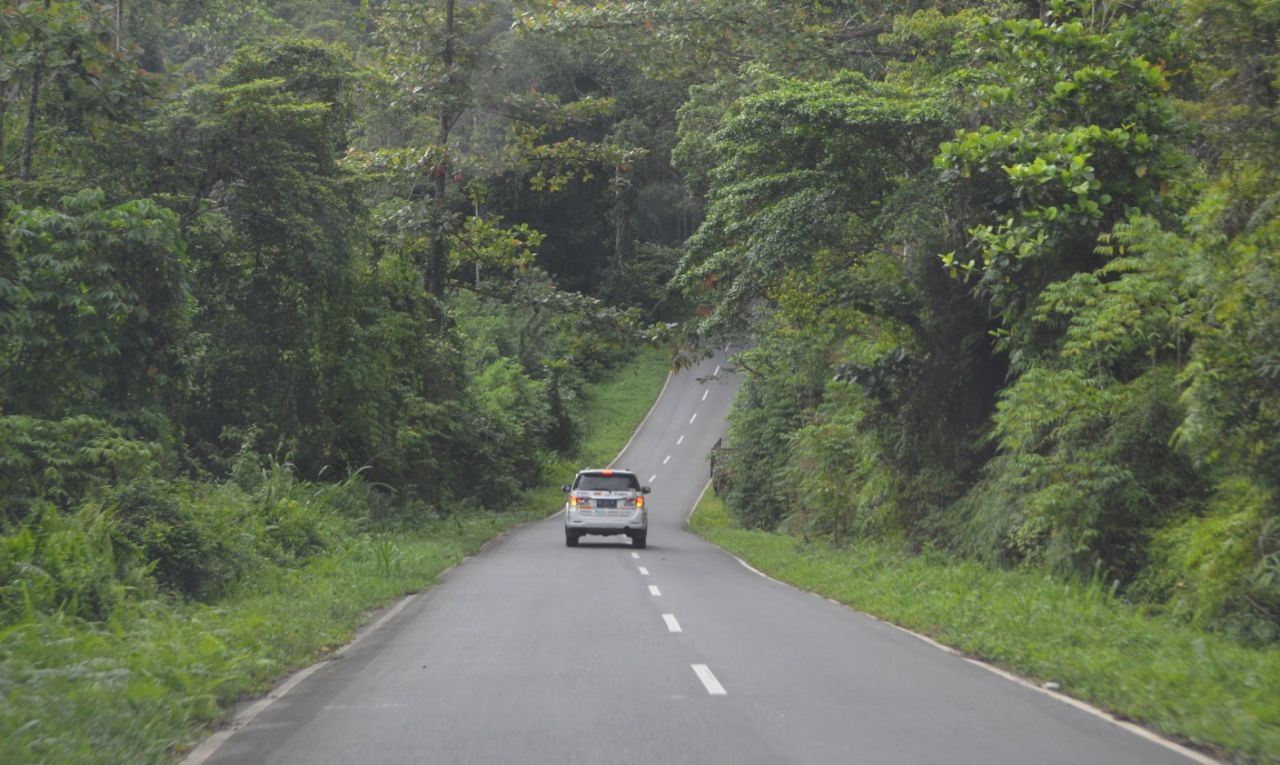 Ruas jalan nasional Pulau Seram, Kabupaten Maluku Tengah, Provinsi Maluku. (foto: Dok. PUPR) 