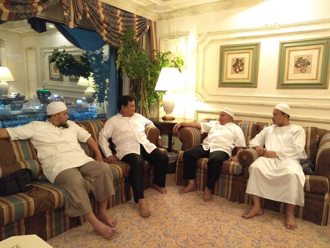 SANTAI: Pertemuan Amien Rais dan Prabowo Subianto di sebuah hotel di Makkah. (foto: PA 212 for ngopibareng.id)