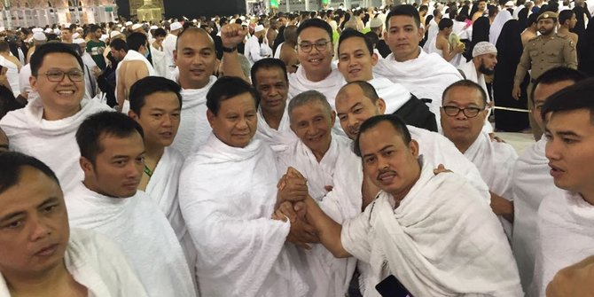Prabowo Subianto dan Amien Rais bertemu saat melakukan umrah di Baitullah. (foto: PA 212 fot ngopibareng.id)
