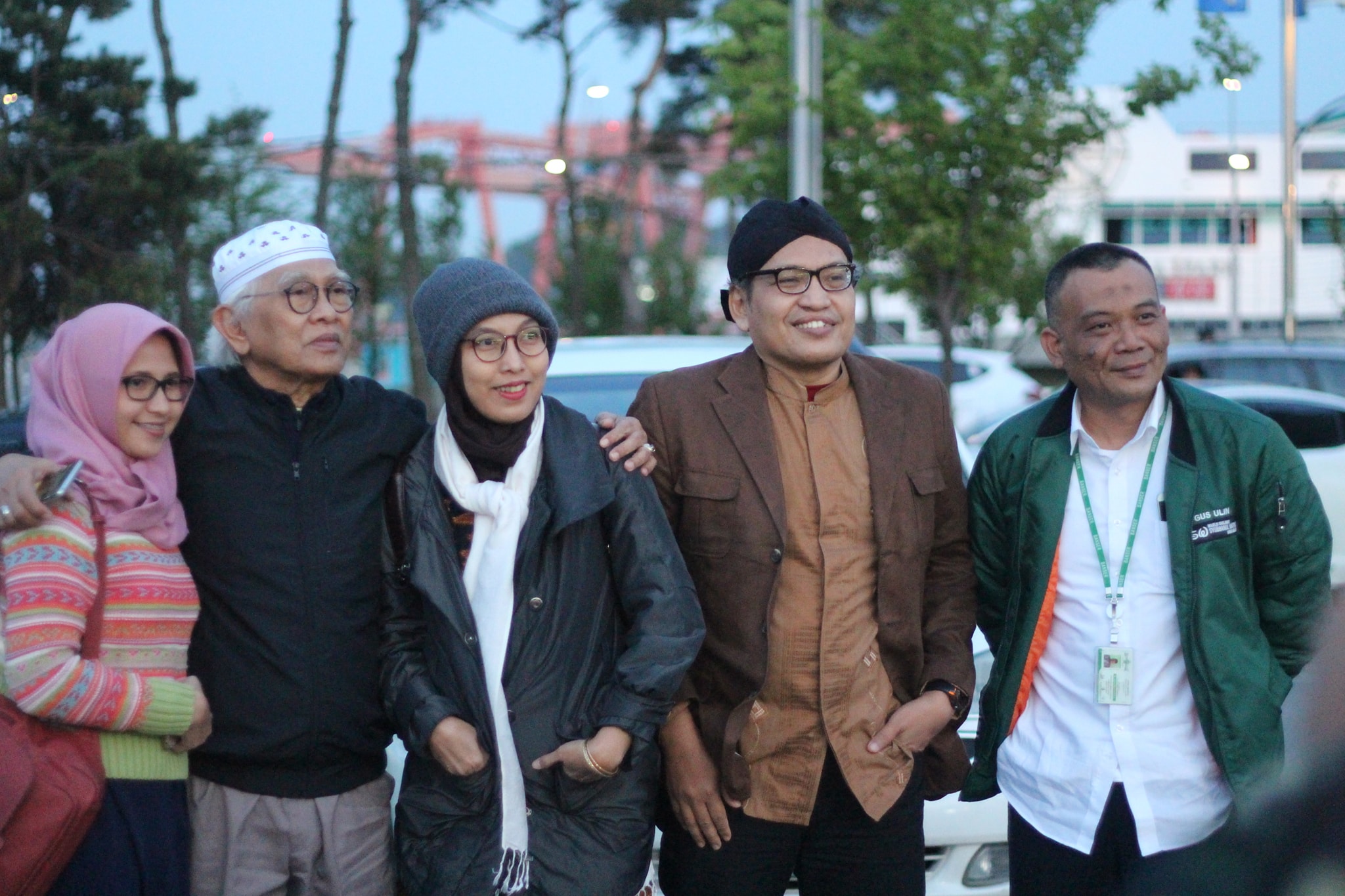 DAMAI: Gus Mus bersama Ienas Tsuroya dan Ulil Abshar-Abdalla (putri dan menantunya). (foto: Ulil Abshar for ngopibareng.id)