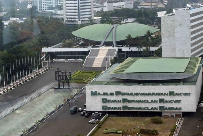 Gedung parlemen, tujuan para politisi menjadi calon anggota legislatif.