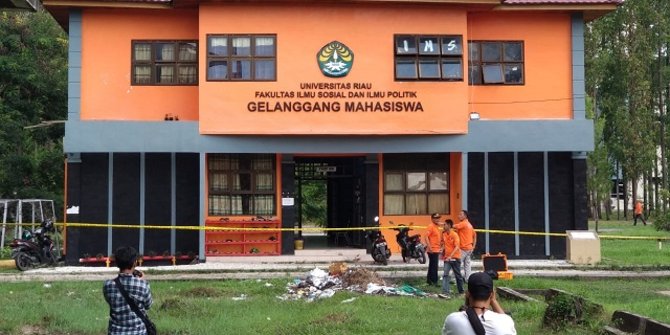 Garis polisi di gedung Gelanggang Mahasiswa di Fakultas Ilmu Sosial dan Ilmu Politik (FISIP), Universitas Riau (Unri), Jl Soebrantas, Kecamatan Tampan, Pekanbaru, Sabtu (2/6) sore. foto: Antara.