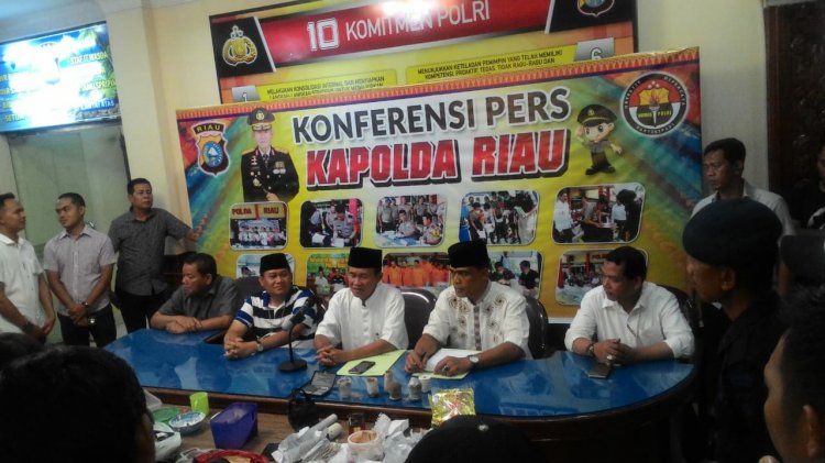 Konferensi pers penangkapan tiga terduga teroris di kampus Unri. foto: Antara.