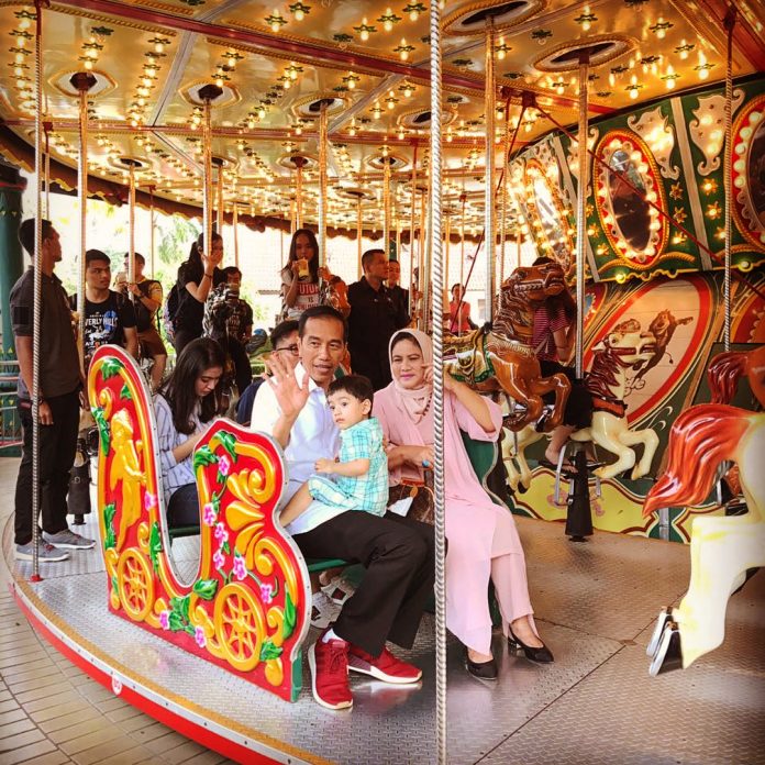 Presiden Jokowi dan Ibu Negara Iriana menemani cucu, Jan Ethes main di Wahana Turangga Rangga Dufan.
