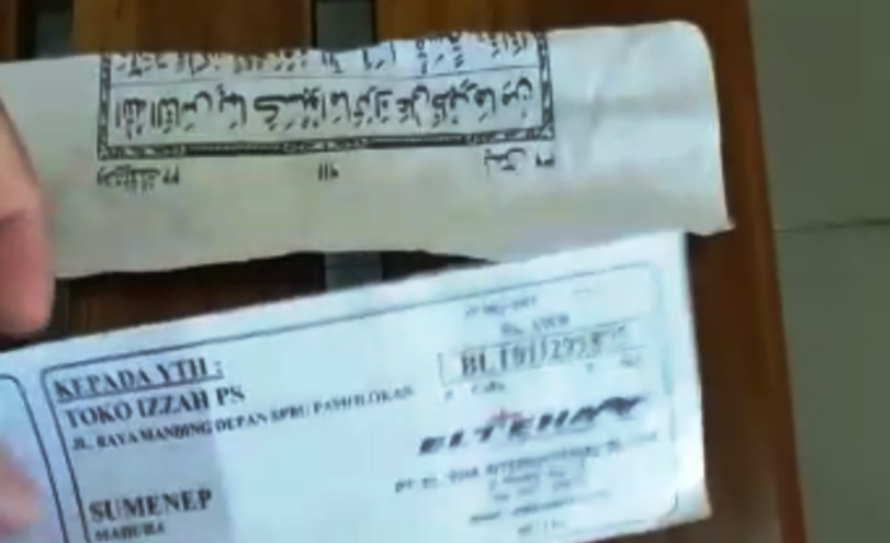 Resi paket dengan kertas bertuliskan Arab yang diduga Alquran di Kota Blitar. (Foto: Istimewa)