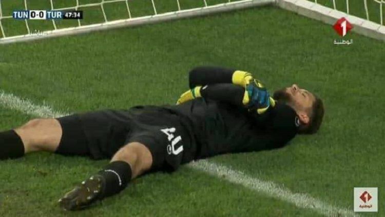 Kiper Tunisia saat berpura-pura cedera. 