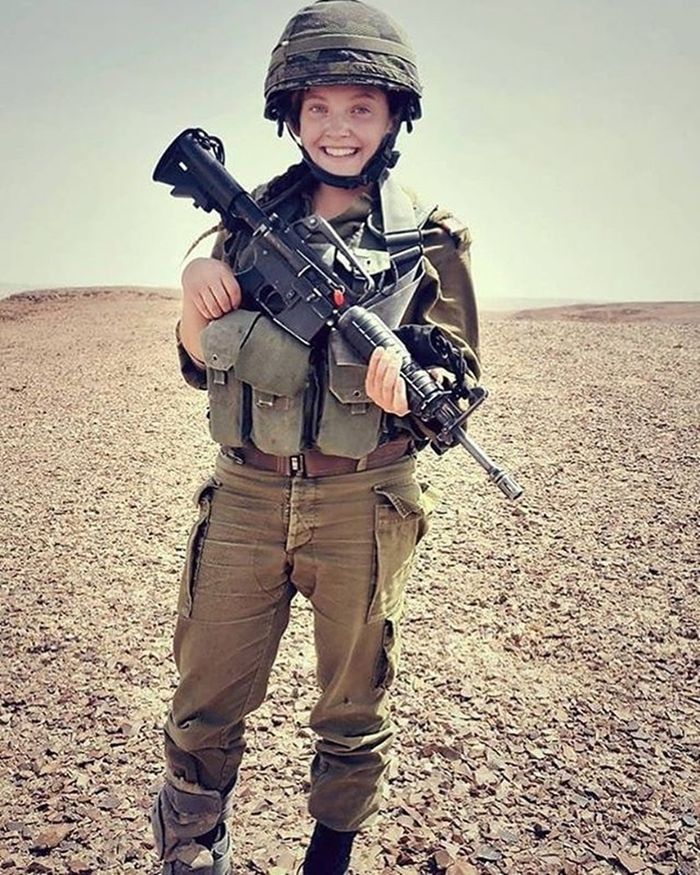Rebecca sejak usia 18 tahun meninggalkan negaranya, Amerik Serikat untuk bergabung dengan Pasukan Pertahanan Israel (IDF). 
