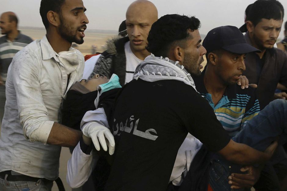 Warga mengevakuasi Razan Najjar yang terkena peluru tentara Israel.