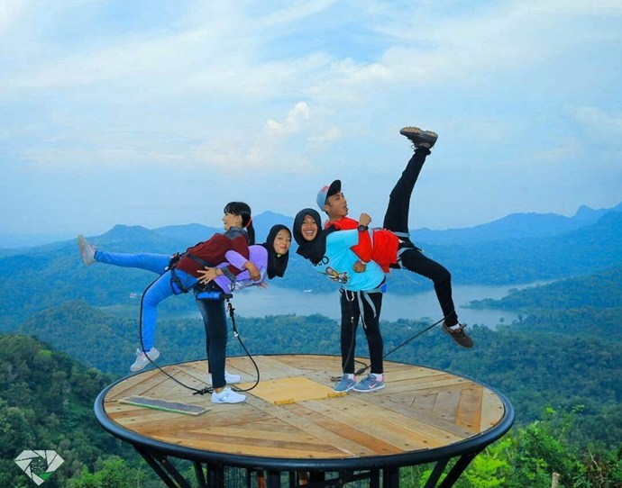 Aksi keren begini bisa terjadi di puncak Kalibiru perbukitan Menoreh. foto:dok istimewa 