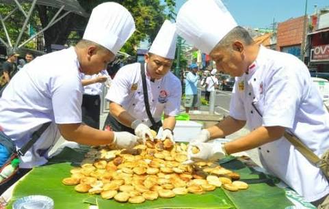 Josss gandos, para cheff masak di jalanan. foto:kr.jogja
