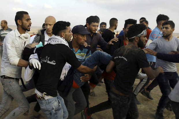 Para demonstran langsung membopong tubuh Razan Najjar sesaat setelah roboh akibat ditembak tentara Israel.