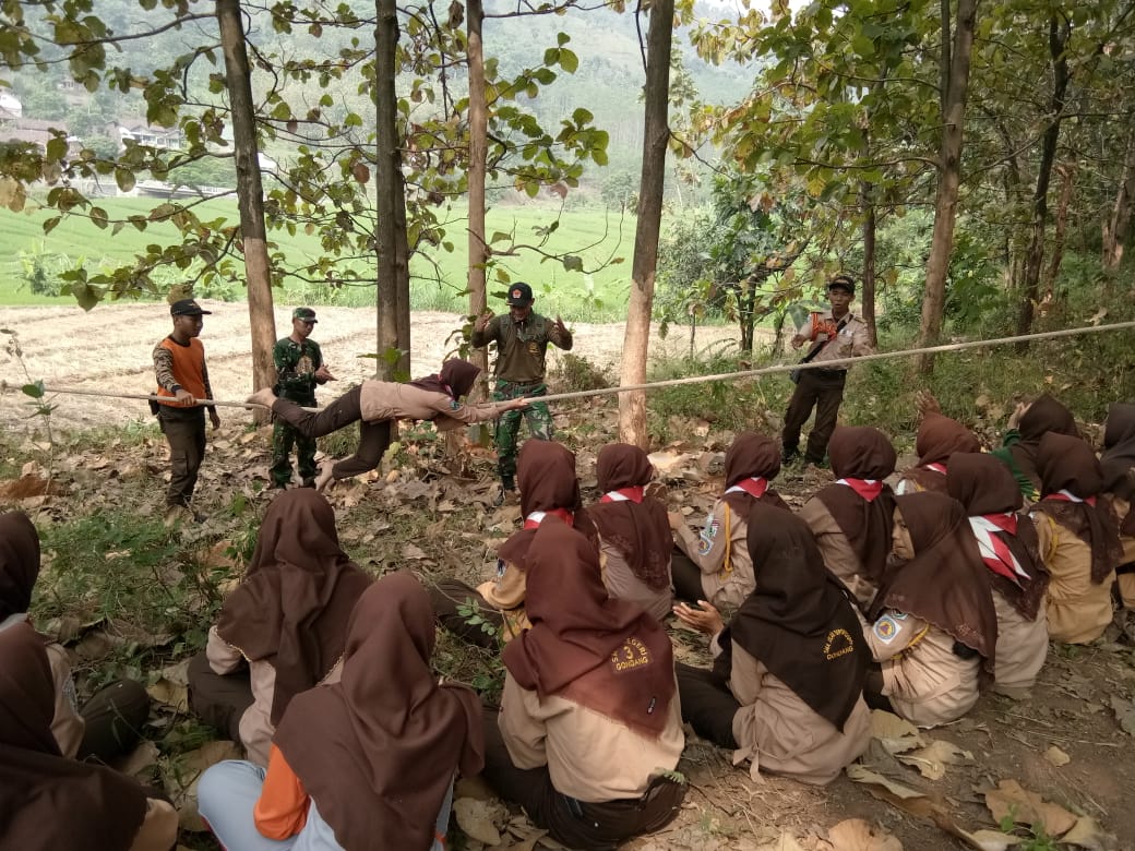 Saka Wira Kartika Koramil Gondang Saat Berlatih Krida Mountainering 