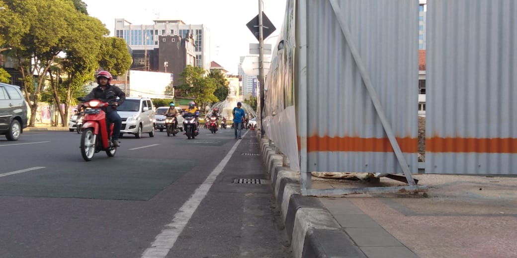 Seng Proyek tempat parkir menutupi pedestrian di sekeliling kompleks Cagar Budaya Balai Pemuda, Surabaya. (Foto: frd/ngopibareng.id)