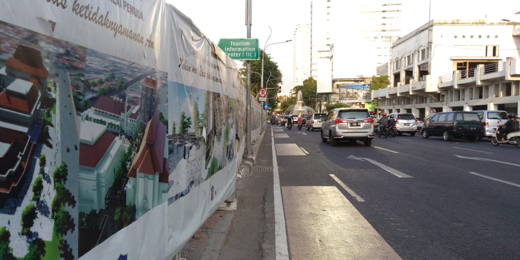 Seng Proyek tempat parkir menutupi pedestrian di sekeliling kompleks Cagar Budaya Balai Pemuda, Surabaya. (Foto: frd/ngopibareng.id)
