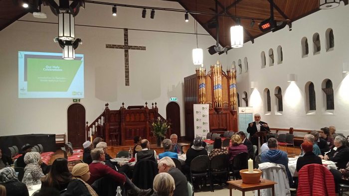 BUKA PUASA: Suasana berbuka puasa di gereja di kawasan Carlton, Melbourne. (foto: ngopibareng.id, dari ABC News)