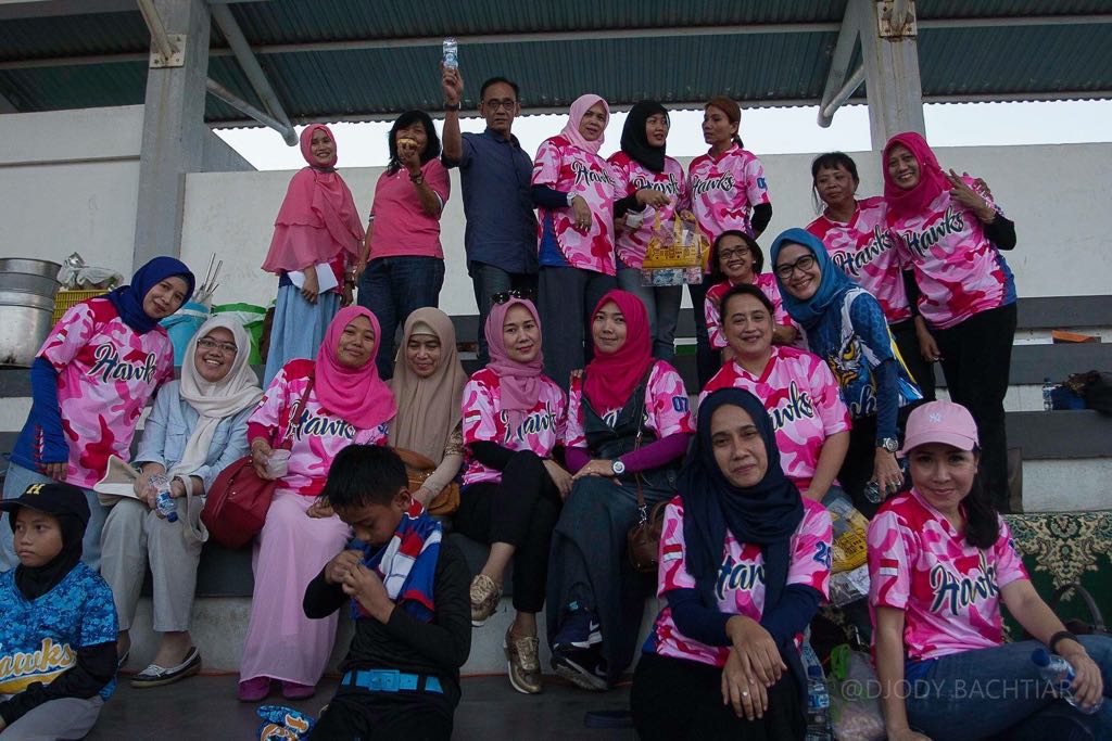 Suasana perayaan Ultah Hawks di tribun Lapangan Sotball-Baseball Dharmawangsa, Surabaya. tom/ngopibareng.id