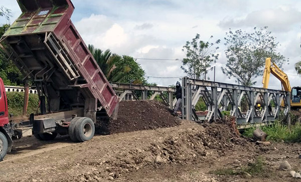 Kementerian Pekerjaan Umum dan Perumahan Rakyat membangun jalan trans Trans Maluku sepanjang 914 Km. Saat ini pengerjaannya mencapai 70 persen. Diperkirakan tahun 2019, pembangunan jalan yang menghubungkan antar pelabuhan ini dapat fungsional. (foto: Biro Pers Kemen PUPR)