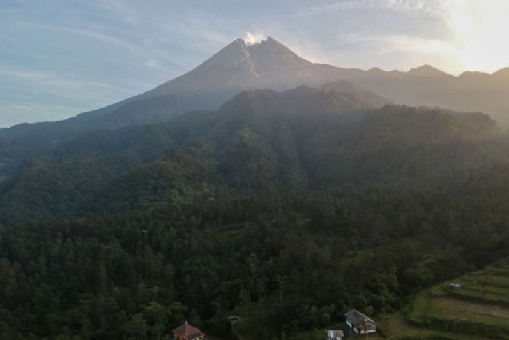 Asap solfatara keluar dari kawah Gunung Merapi terlihat dari Cangkringan, Sleman, DI Yogyakarta, Minggu (3/6). Menurut data BPPTKG DI Yogyakarta aktivitas Gunung Merapi pada periode pengamatan Minggu (3/6/2018) pukul 00.00 wib hingga pukul 06.00 wib, tercatat pengalami tiga kali hembusan, satu kali gempa low frekuensi, dua gempa tektonik lokal serta hembusan asap solfatara setinggi 400 meter pada pukul 04.13 wib. status Gunung Merapi waspada. (Foto: Antara)