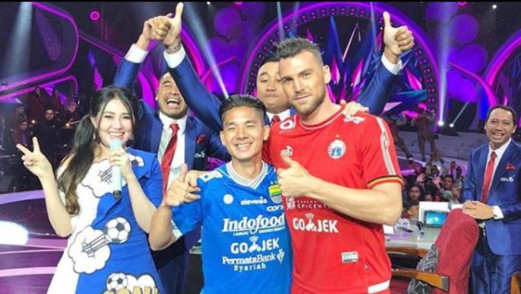 Via Vallen saat menjadi bintang tamu dalam soft launching Liga 1